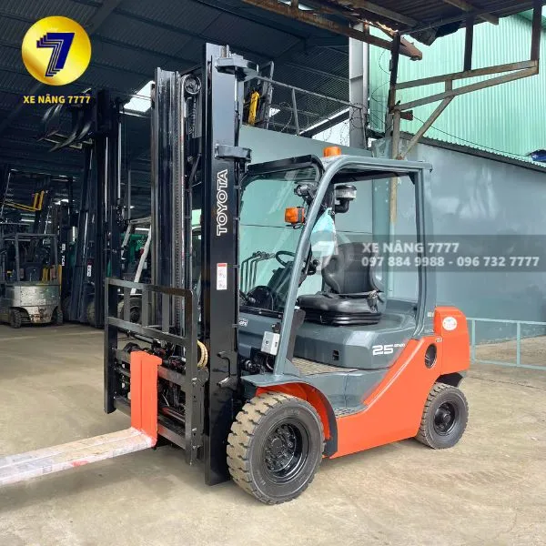 Xe nâng dầu TOYOTA 50-8FD25