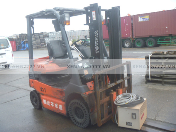Xe nâng điện ngồi lái TOYOTA 7FB15