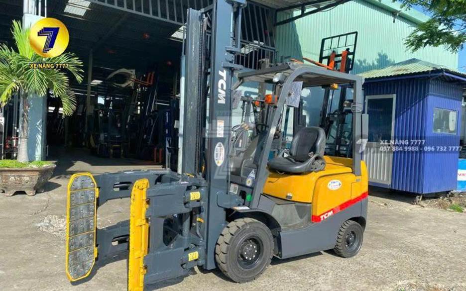 xe nâng gắn kẹp
