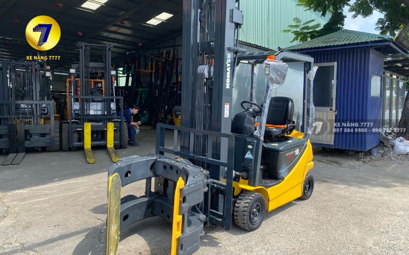 xe nâng gắn kẹp