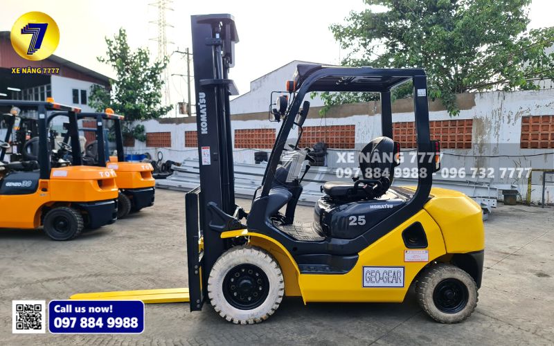 Xe nâng xăng gas thuộc thương hiệu Komatsu Nhật Bản