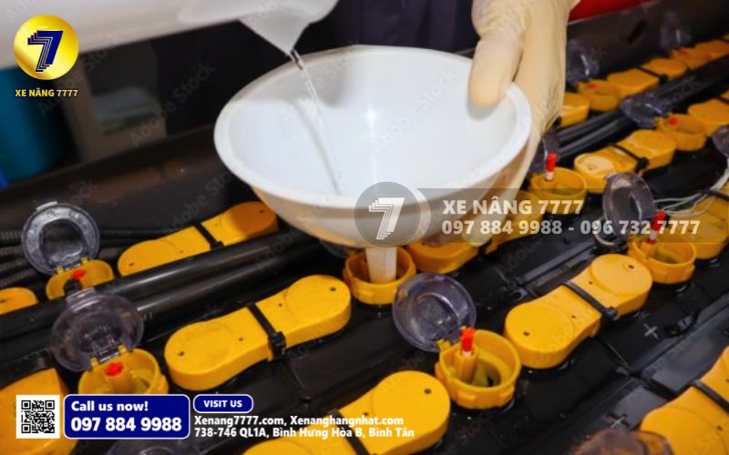 Hướng dẫn châm nước cất bình xe nâng điện