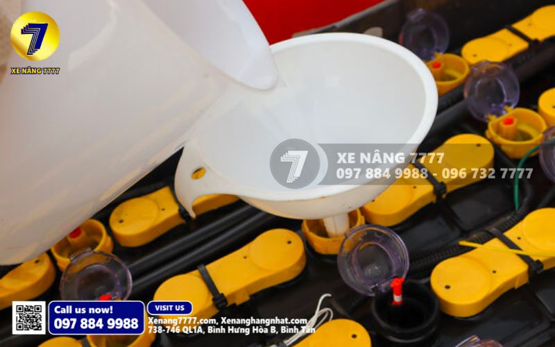 Chất lượng nước châm bình ắc quy xe nâng rất quan trọng