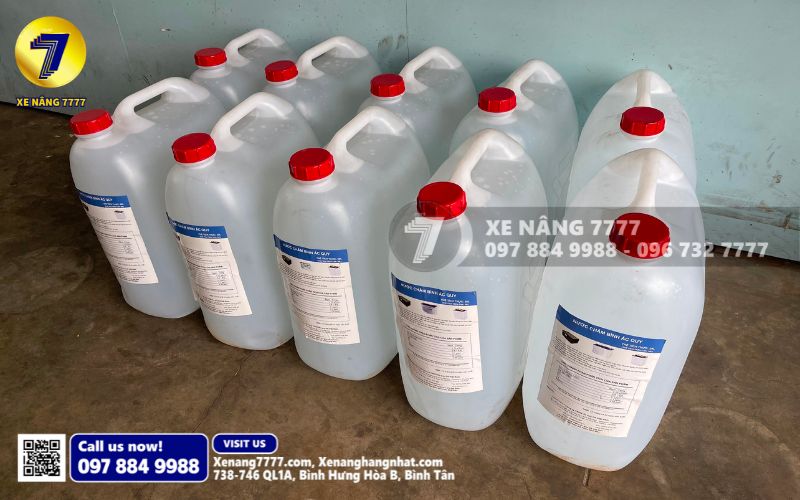 Nước cất là loại nước được dùng để châm bình ắc quy xe nâng nhiều nhất