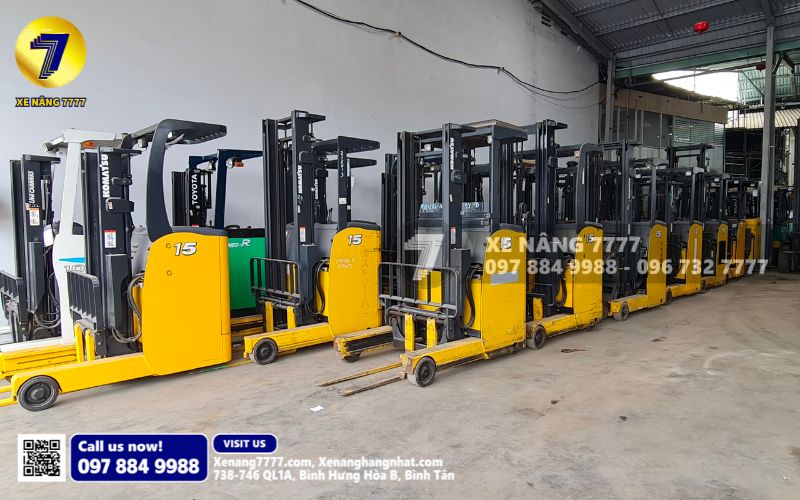 Xe nâng điện là loại xe nâng hoạt động bằng nguồn điện từ bình ắc quy để nâng hạ và di chuyển hàng hóa