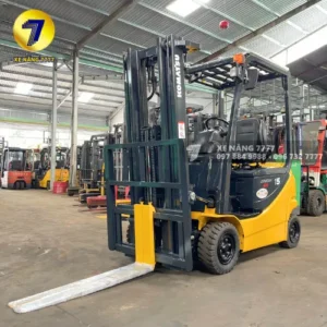 Xe nâng điện ngồi lái 2 tấn KOMATSU FB20A-12