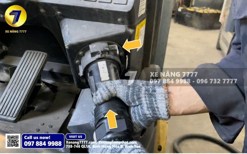 Bước 3: Cắm jack sạc