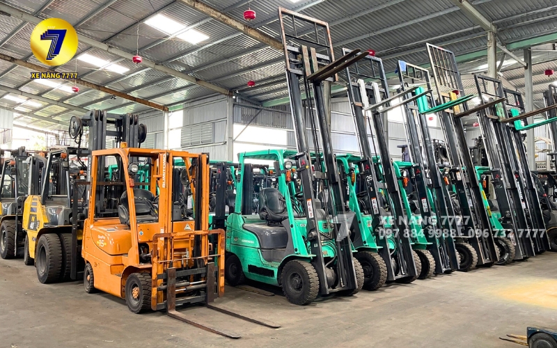 Bên trong showroom 736-738 QL1A của Xe Nâng 7777