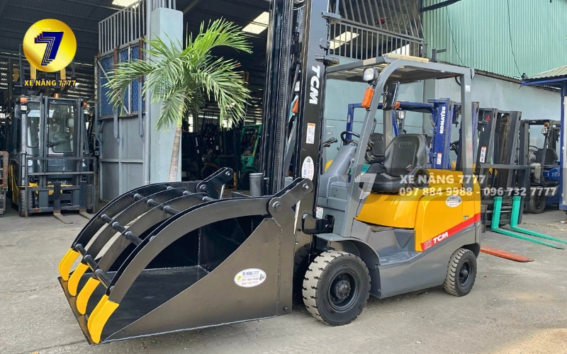 Xe nâng được trang bị gầu xúc có nắp kẹp