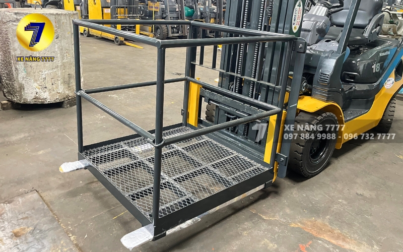 Xe nâng được trang bị bệ nâng người