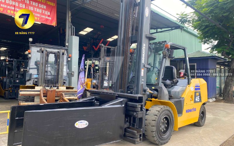 xe nâng kẹp vuông