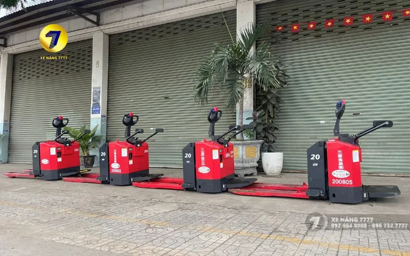 xe nâng bán tự động