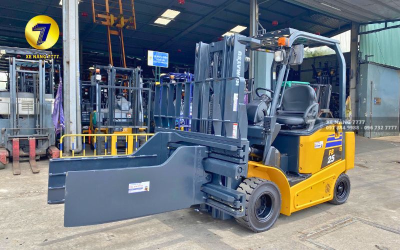 xe nâng gắn kẹp