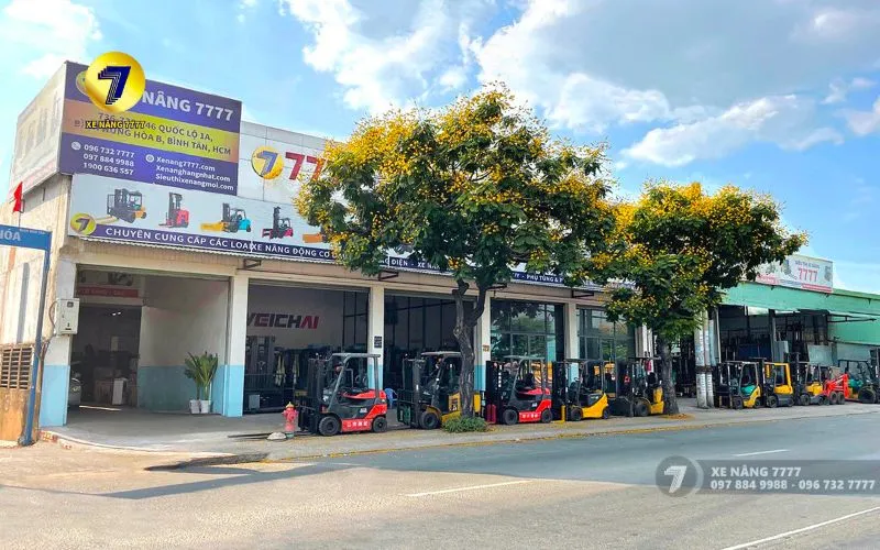 xe nâng dầu hay xe nâng điện