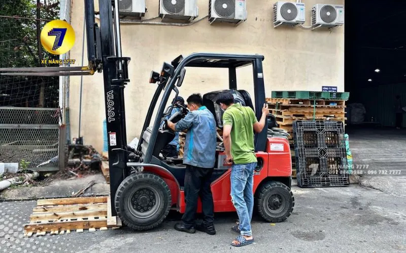 Rò rỉ dầu thuỷ lực xe nâng và cách khắc phục