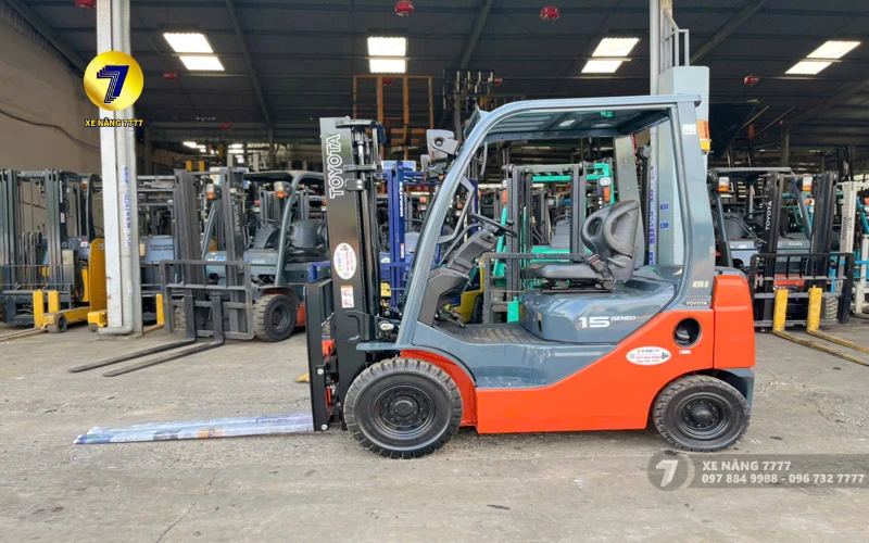 xe nâng dầu 1.5 tấn TOYOTA 02-8FD15
