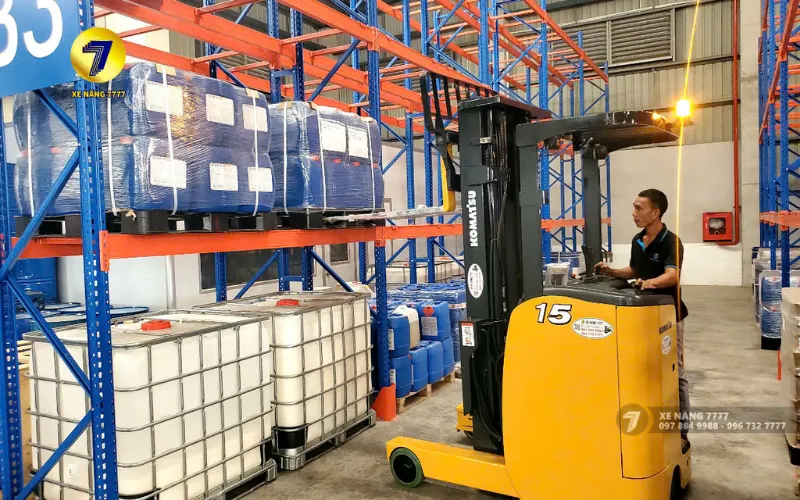 so sánh xe nâng điện komatsu và xe nâng điện toyota.