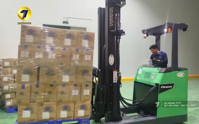 so sánh xe nâng điện komatsu và xe nâng điện toyota.