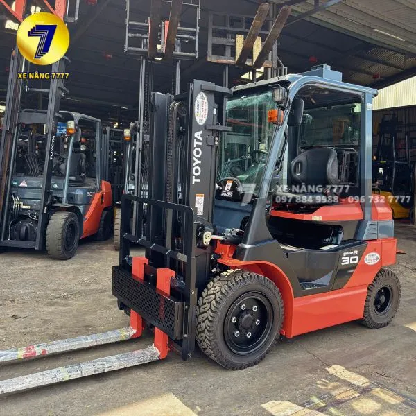xe-nang-dien-ngoi-lai-3-tan-toyota-8fb30-1.webp
